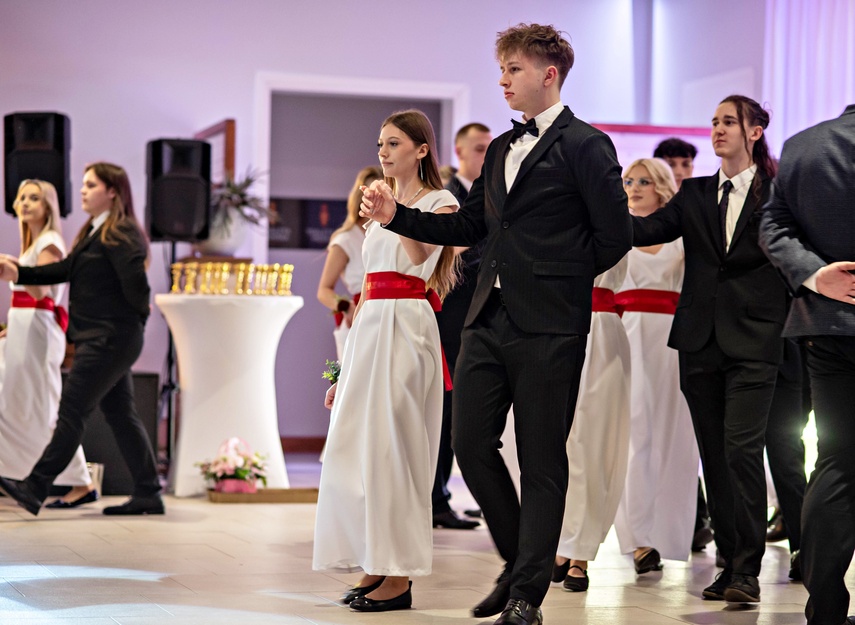 Zaczynamy studniówki! Tak bawili się uczniowie Zespołu Szkół Gosporadczych zdjęcie nr 341322