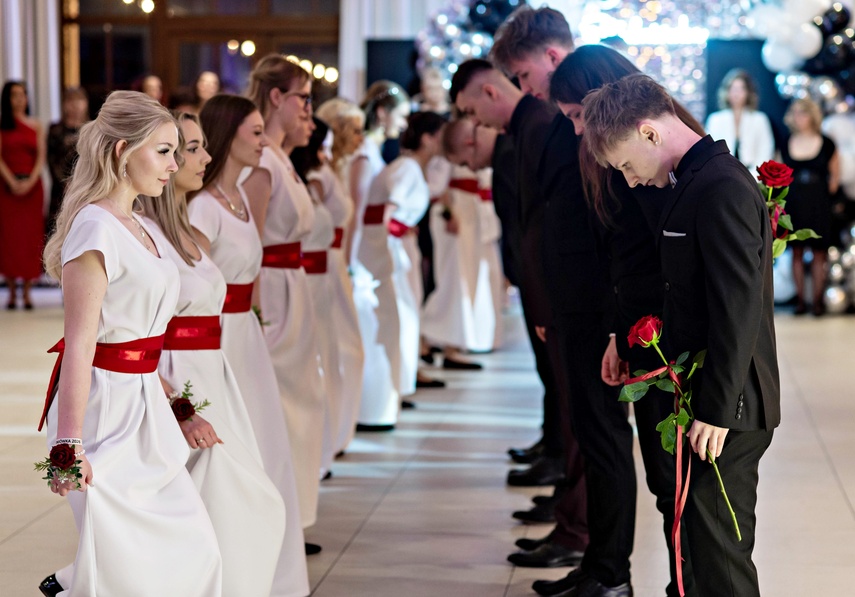 Zaczynamy studniówki! Tak bawili się uczniowie Zespołu Szkół Gosporadczych zdjęcie nr 341334