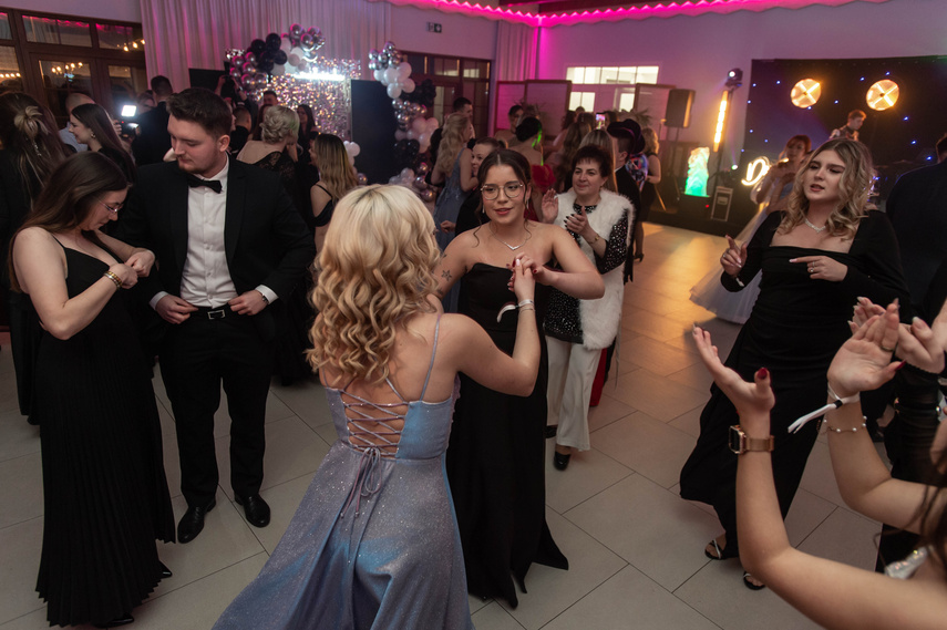 Zaczynamy studniówki! Tak bawili się uczniowie Zespołu Szkół Gosporadczych zdjęcie nr 341380