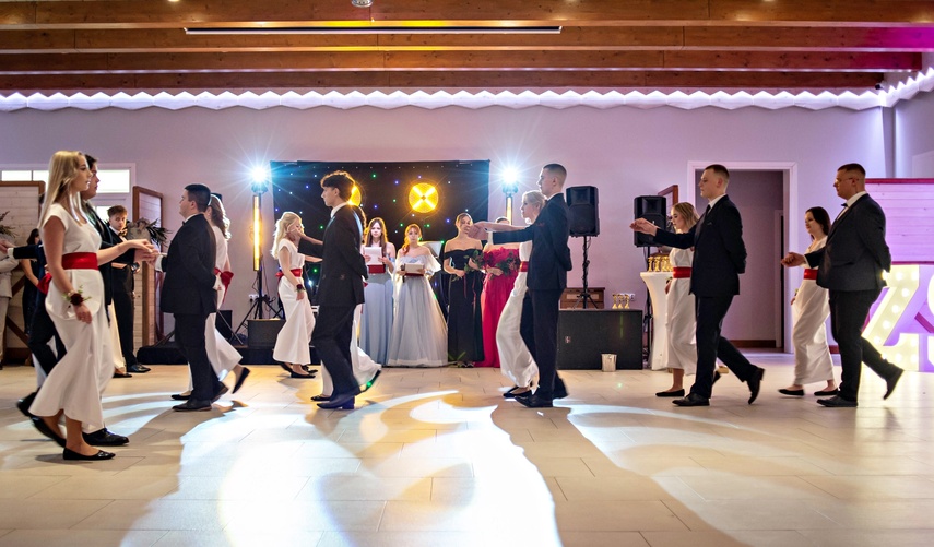 Zaczynamy studniówki! Tak bawili się uczniowie Zespołu Szkół Gosporadczych zdjęcie nr 341311