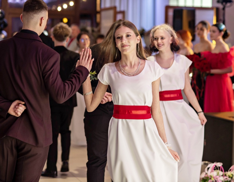 Zaczynamy studniówki! Tak bawili się uczniowie Zespołu Szkół Gosporadczych zdjęcie nr 341328