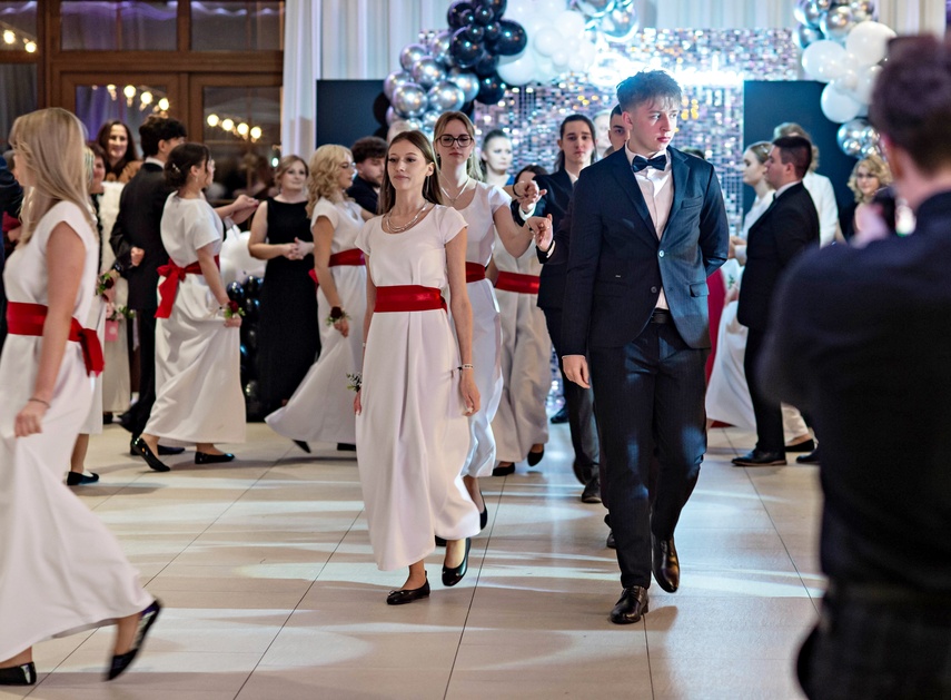 Zaczynamy studniówki! Tak bawili się uczniowie Zespołu Szkół Gosporadczych zdjęcie nr 341331