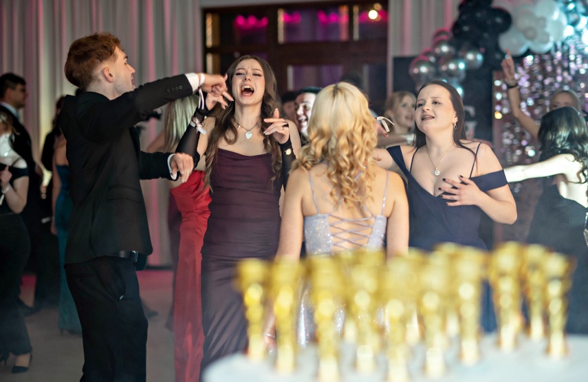 Zaczynamy studniówki! Tak bawili się uczniowie Zespołu Szkół Gosporadczych zdjęcie nr 341414