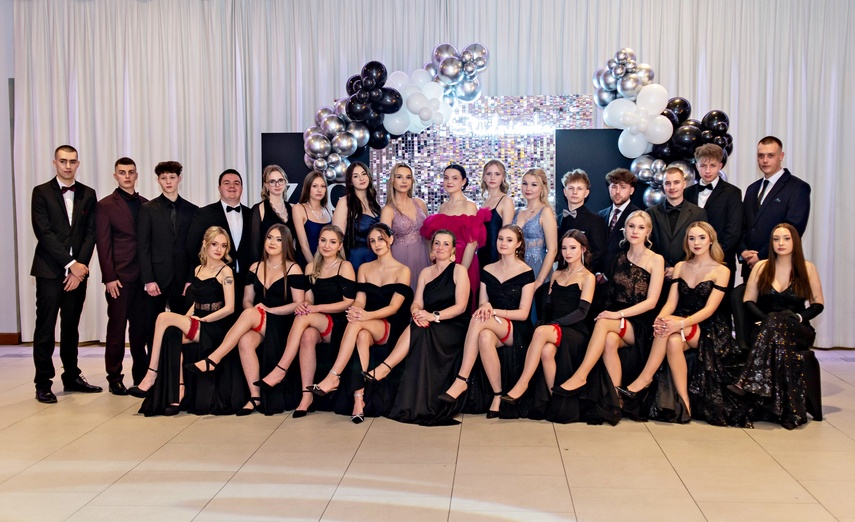 Zaczynamy studniówki! Tak bawili się uczniowie Zespołu Szkół Gosporadczych zdjęcie nr 341368