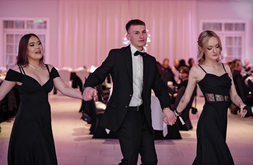 Zaczynamy studniówki! Tak bawili się uczniowie Zespołu Szkół Gosporadczych zdjęcie nr 341403