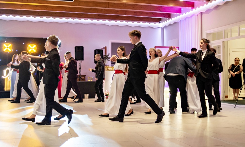 Zaczynamy studniówki! Tak bawili się uczniowie Zespołu Szkół Gosporadczych zdjęcie nr 341314