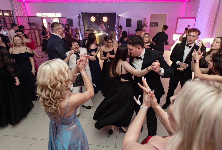 Zaczynamy studniówki! Tak bawili się uczniowie Zespołu Szkół Gosporadczych zdjęcie nr 341379