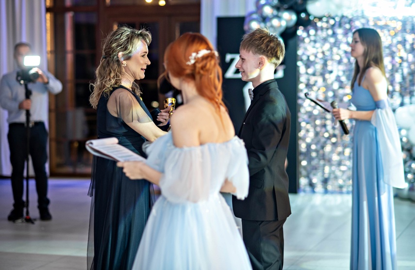 Zaczynamy studniówki! Tak bawili się uczniowie Zespołu Szkół Gosporadczych zdjęcie nr 341443