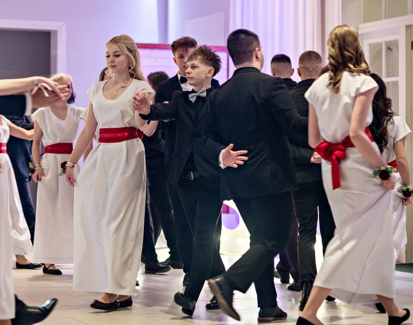 Zaczynamy studniówki! Tak bawili się uczniowie Zespołu Szkół Gosporadczych zdjęcie nr 341321