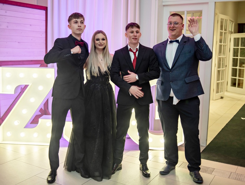 Zaczynamy studniówki! Tak bawili się uczniowie Zespołu Szkół Gosporadczych zdjęcie nr 341412