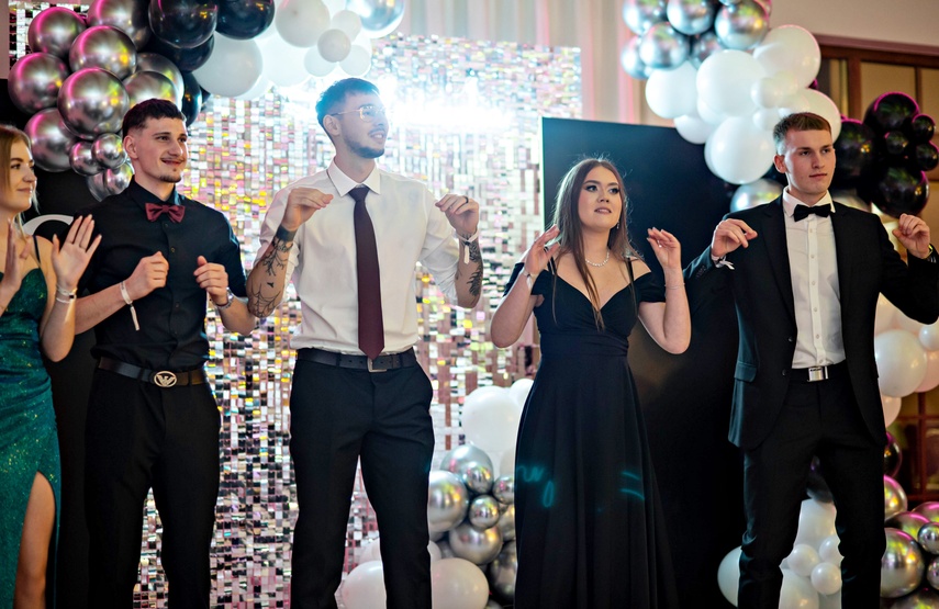 Zaczynamy studniówki! Tak bawili się uczniowie Zespołu Szkół Gosporadczych zdjęcie nr 341405