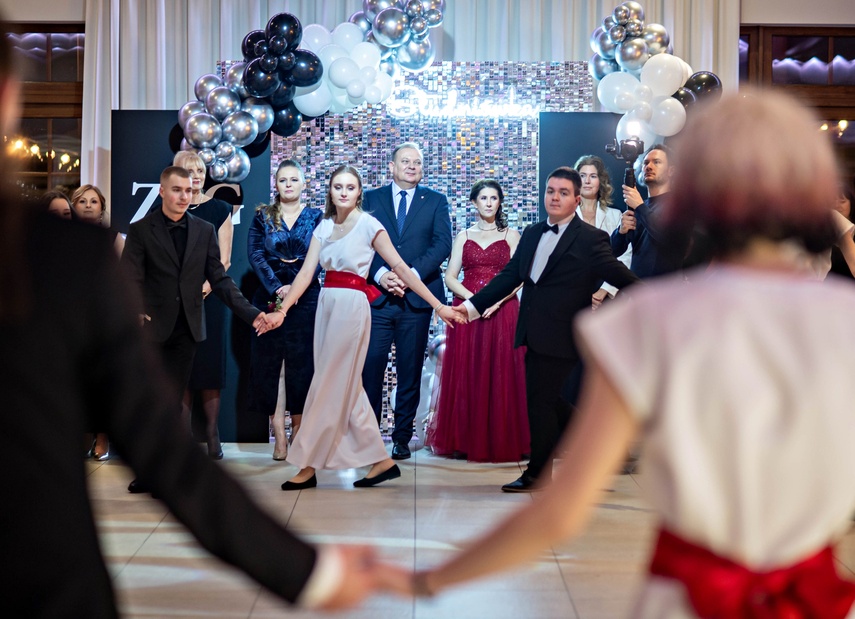 Zaczynamy studniówki! Tak bawili się uczniowie Zespołu Szkół Gosporadczych zdjęcie nr 341323