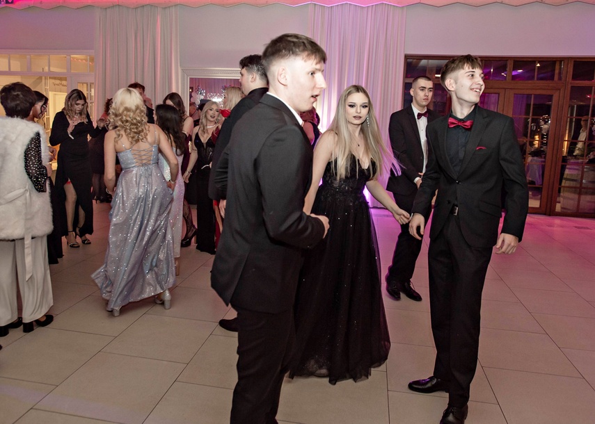 Zaczynamy studniówki! Tak bawili się uczniowie Zespołu Szkół Gosporadczych zdjęcie nr 341372