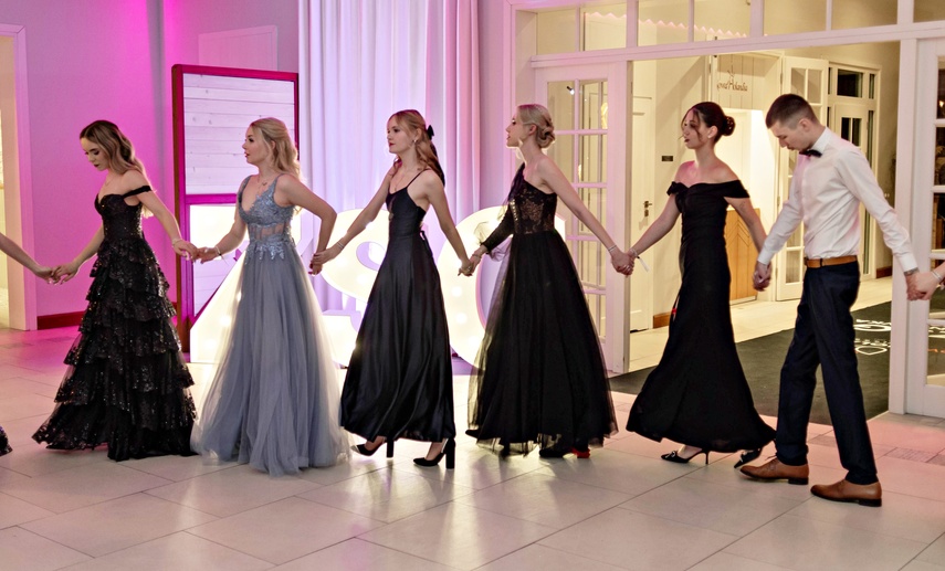 Zaczynamy studniówki! Tak bawili się uczniowie Zespołu Szkół Gosporadczych zdjęcie nr 341400