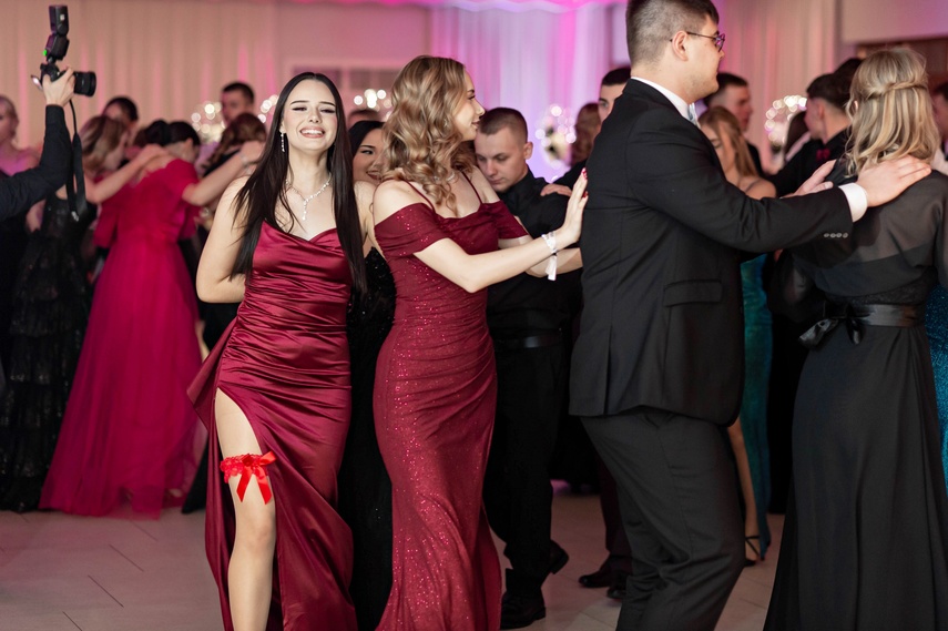 Zaczynamy studniówki! Tak bawili się uczniowie Zespołu Szkół Gosporadczych zdjęcie nr 341392