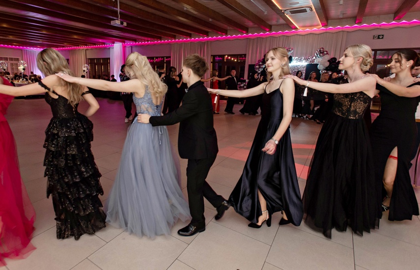 Zaczynamy studniówki! Tak bawili się uczniowie Zespołu Szkół Gosporadczych zdjęcie nr 341395