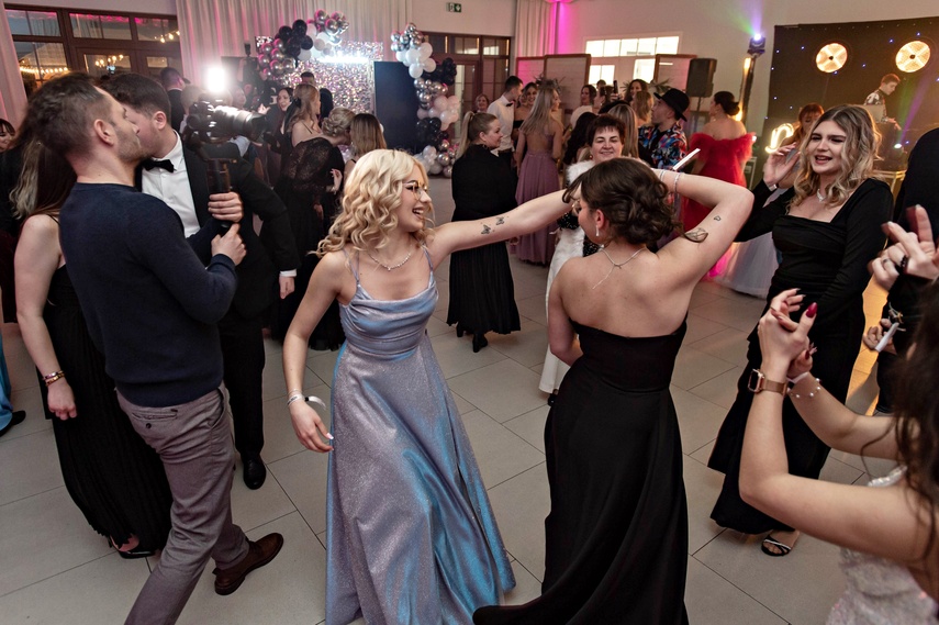 Zaczynamy studniówki! Tak bawili się uczniowie Zespołu Szkół Gosporadczych zdjęcie nr 341381