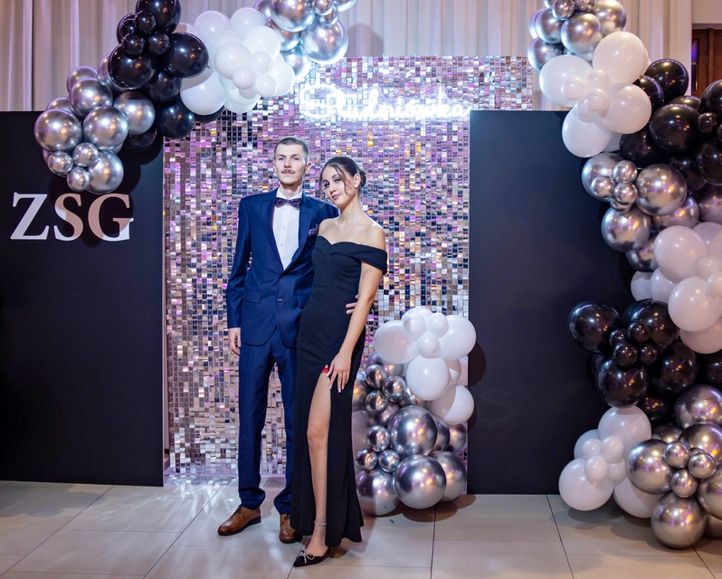 Zaczynamy studniówki! Tak bawili się uczniowie Zespołu Szkół Gosporadczych zdjęcie nr 341347