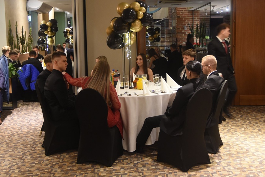 "Studniówka niepowtarzalna jak każdy z was" zdjęcie nr 341459