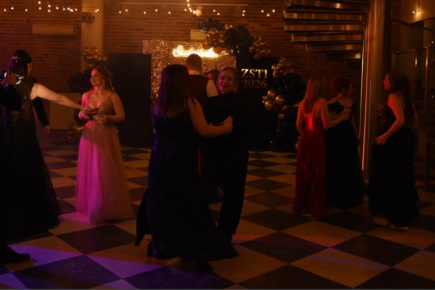 "Studniówka niepowtarzalna jak każdy z was" zdjęcie nr 341494