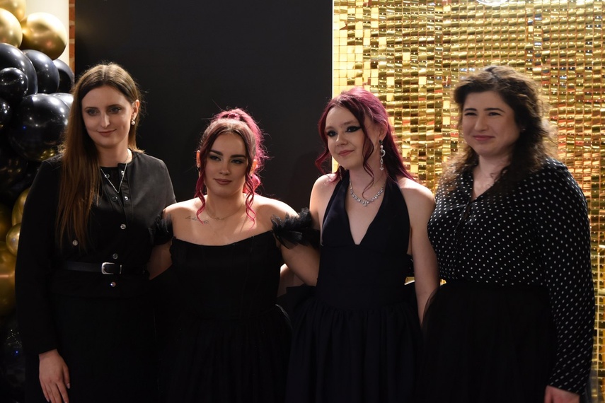 "Studniówka niepowtarzalna jak każdy z was" zdjęcie nr 341486