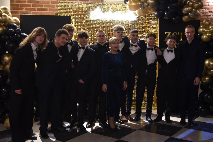 "Studniówka niepowtarzalna jak każdy z was" zdjęcie nr 341477