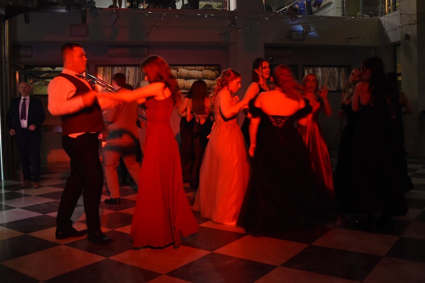 "Studniówka niepowtarzalna jak każdy z was" zdjęcie nr 341495