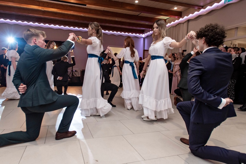 Tak bawiło się na studniówce III Liceum Ogólnokształcące zdjęcie nr 341589