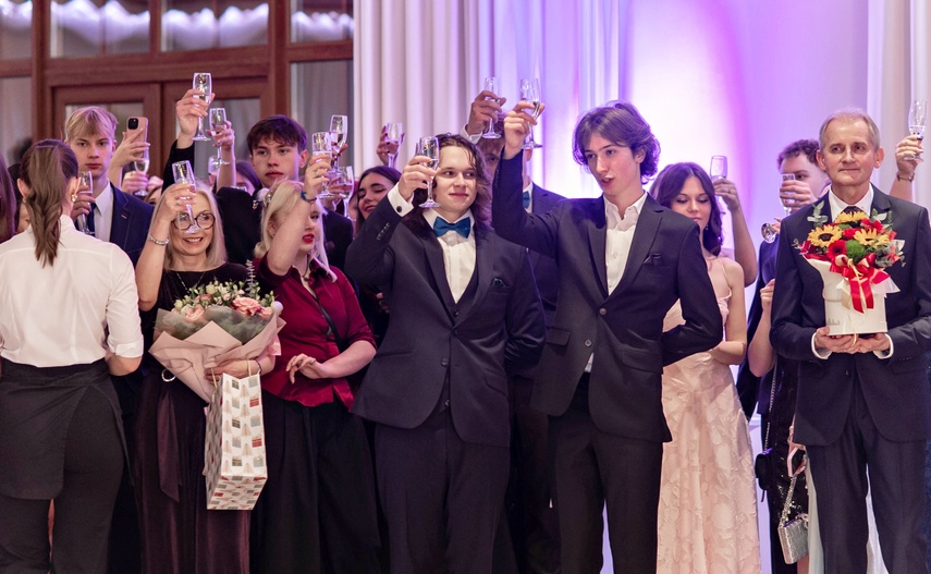 Tak bawiło się na studniówce III Liceum Ogólnokształcące zdjęcie nr 341620