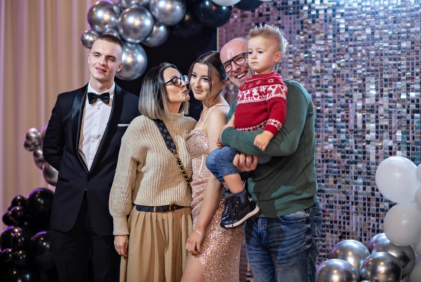 Tak bawiło się na studniówce III Liceum Ogólnokształcące zdjęcie nr 341626