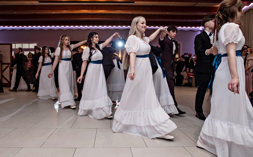 Tak bawiło się na studniówce III Liceum Ogólnokształcące zdjęcie nr 341585