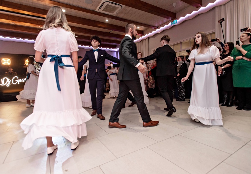 Tak bawiło się na studniówce III Liceum Ogólnokształcące zdjęcie nr 341590