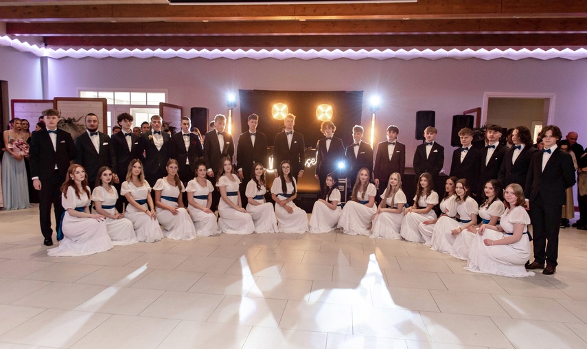 Tak bawiło się na studniówce III Liceum Ogólnokształcące zdjęcie nr 341606