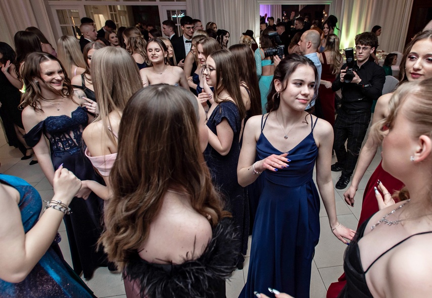 Tak bawiło się na studniówce III Liceum Ogólnokształcące zdjęcie nr 341658