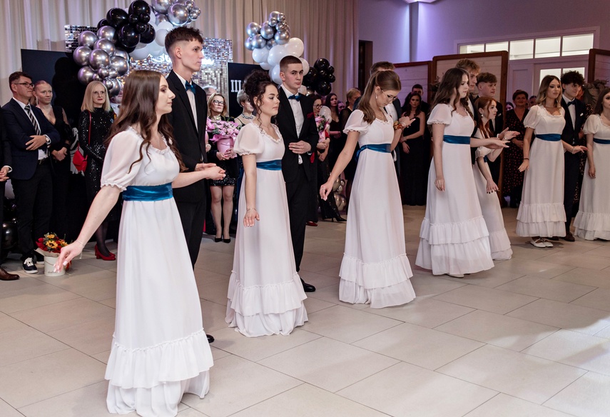 Tak bawiło się na studniówce III Liceum Ogólnokształcące zdjęcie nr 341604