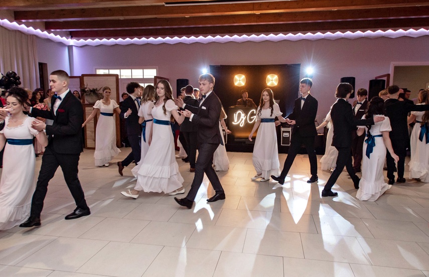 Tak bawiło się na studniówce III Liceum Ogólnokształcące zdjęcie nr 341593