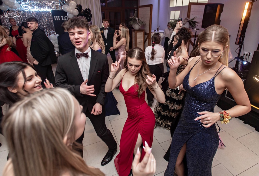 Tak bawiło się na studniówce III Liceum Ogólnokształcące zdjęcie nr 341676