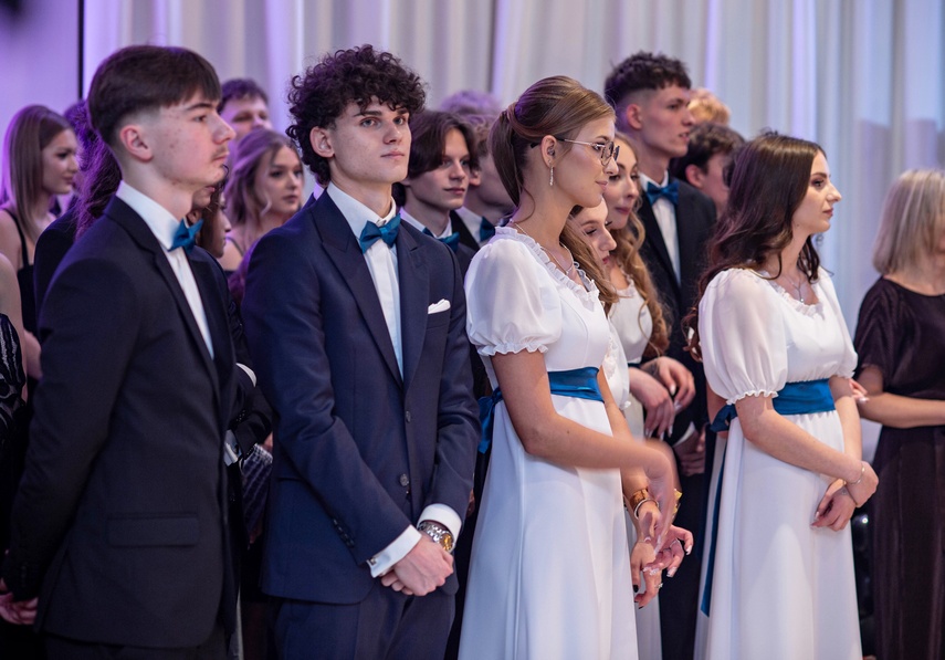 Tak bawiło się na studniówce III Liceum Ogólnokształcące zdjęcie nr 341573