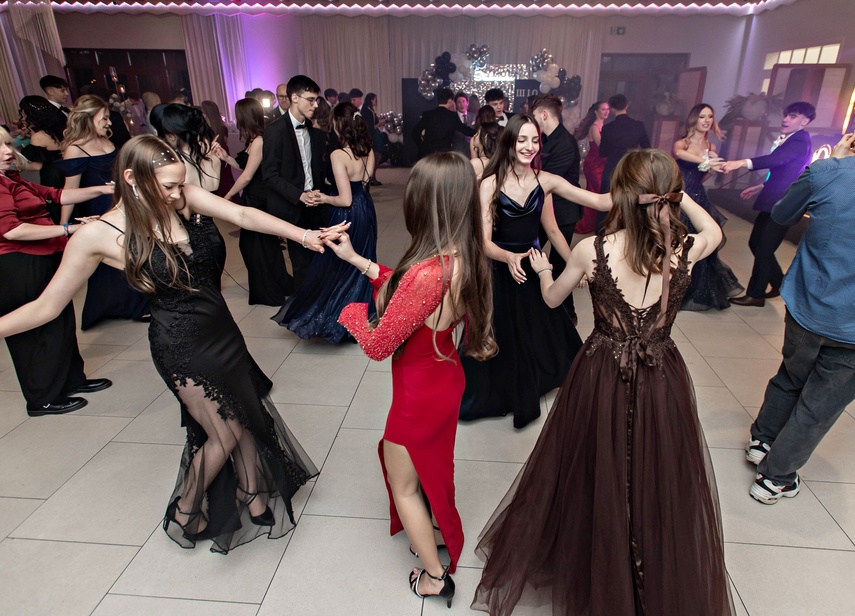 Tak bawiło się na studniówce III Liceum Ogólnokształcące zdjęcie nr 341646