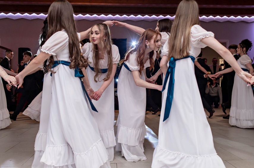 Tak bawiło się na studniówce III Liceum Ogólnokształcące zdjęcie nr 341599