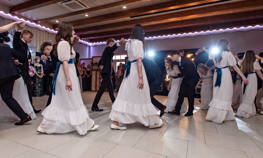 Tak bawiło się na studniówce III Liceum Ogólnokształcące zdjęcie nr 341586