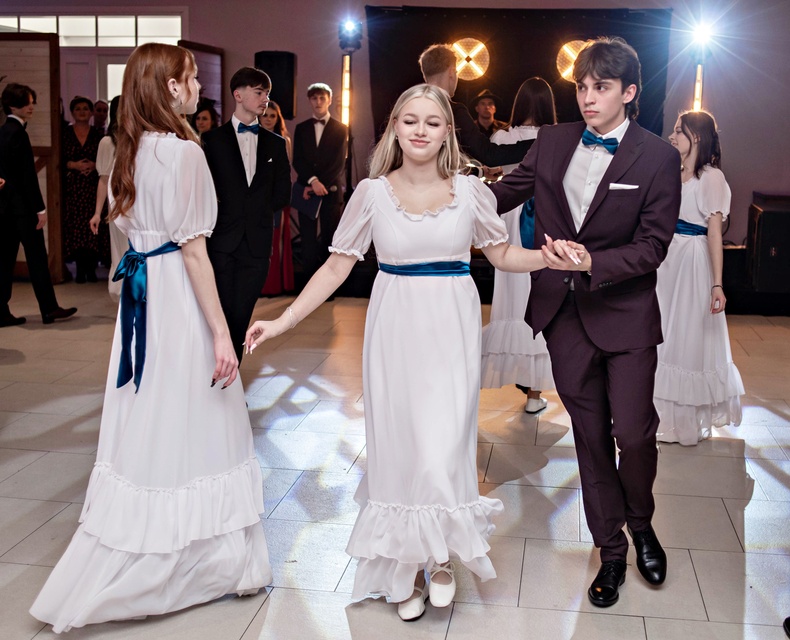 Tak bawiło się na studniówce III Liceum Ogólnokształcące zdjęcie nr 341582