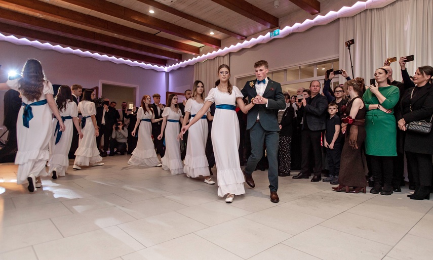 Tak bawiło się na studniówce III Liceum Ogólnokształcące zdjęcie nr 341587