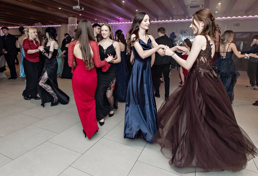 Tak bawiło się na studniówce III Liceum Ogólnokształcące zdjęcie nr 341647