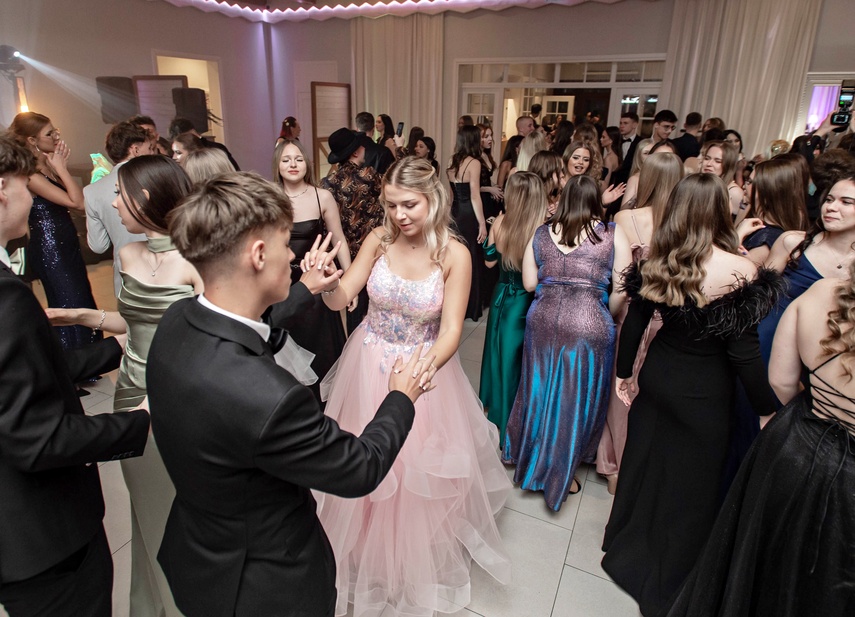 Tak bawiło się na studniówce III Liceum Ogólnokształcące zdjęcie nr 341657