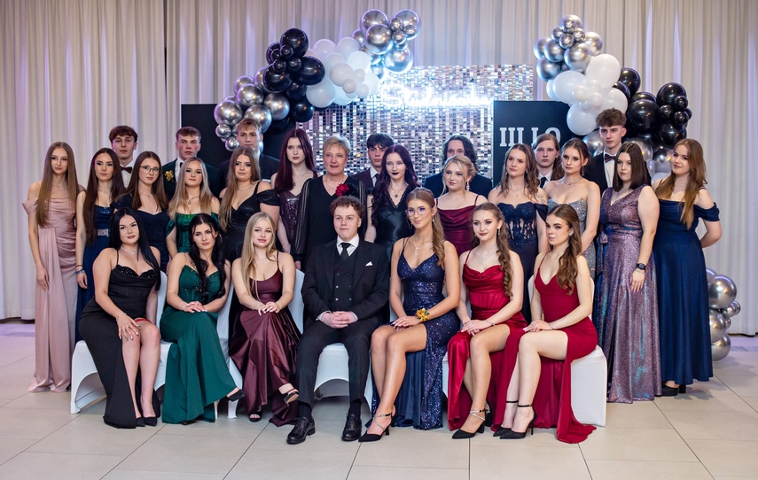 Tak bawiło się na studniówce III Liceum Ogólnokształcące zdjęcie nr 341621