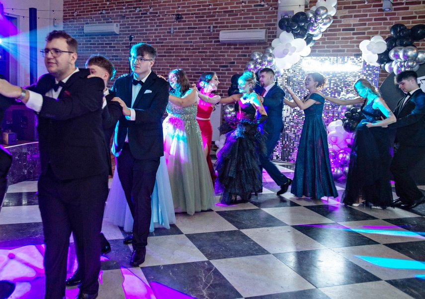 Studniówkę ma się tylko raz w życiu zdjęcie nr 342116