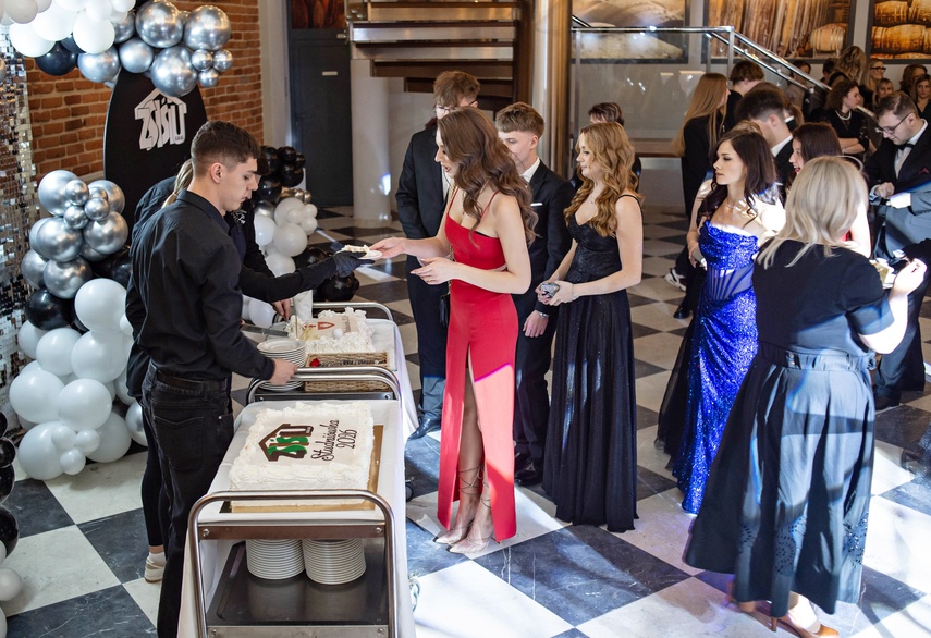 Studniówkę ma się tylko raz w życiu zdjęcie nr 342058