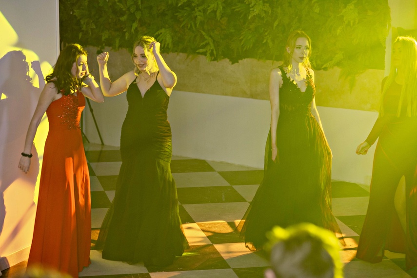 Studniówkę ma się tylko raz w życiu zdjęcie nr 342099