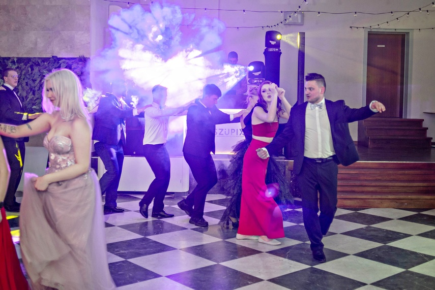 Studniówkę ma się tylko raz w życiu zdjęcie nr 342126